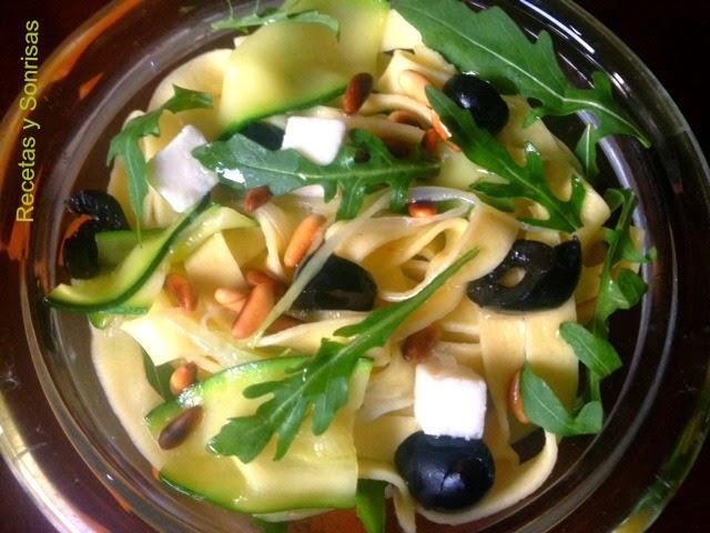 ENSALADA DE PASTA, RUCULA, CALABACÍN, QUESO Y OLIVAS NEGRAS