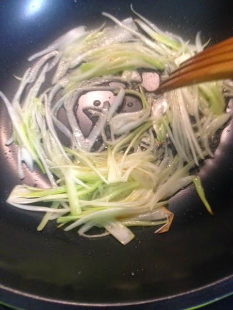 ENSALADA DE PASTA, RUCULA, CALABACÍN, QUESO Y OLIVAS NEGRAS