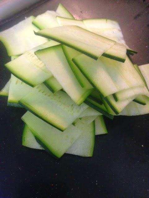 ENSALADA DE PASTA, RUCULA, CALABACÍN, QUESO Y OLIVAS NEGRAS