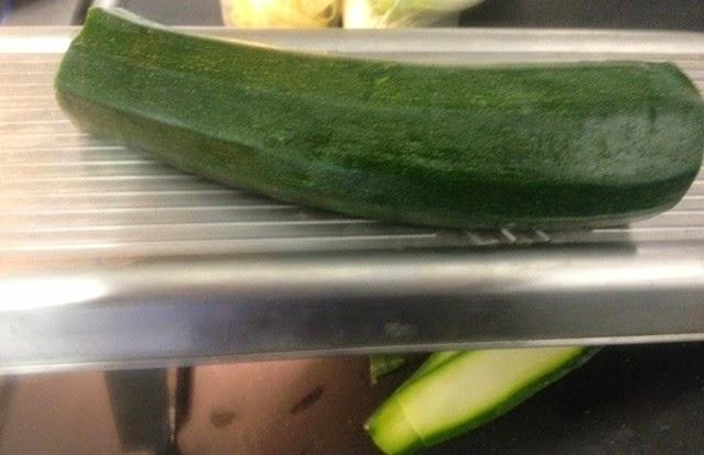 ENSALADA DE PASTA, RUCULA, CALABACÍN, QUESO Y OLIVAS NEGRAS