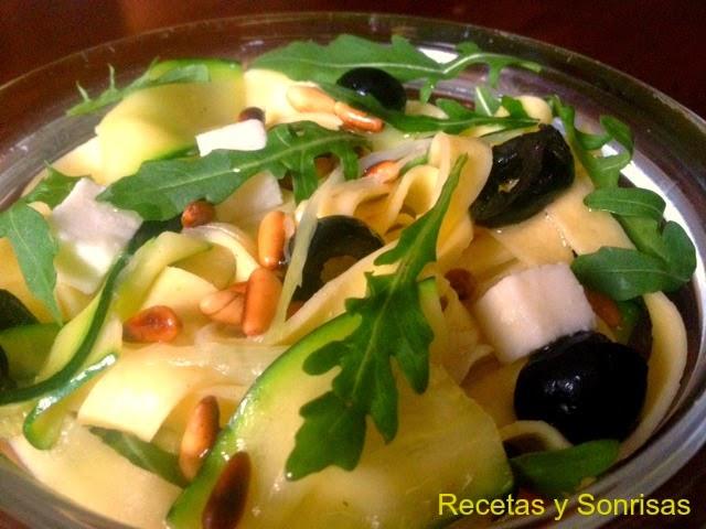 ENSALADA DE PASTA, RUCULA, CALABACÍN, QUESO Y OLIVAS NEGRAS