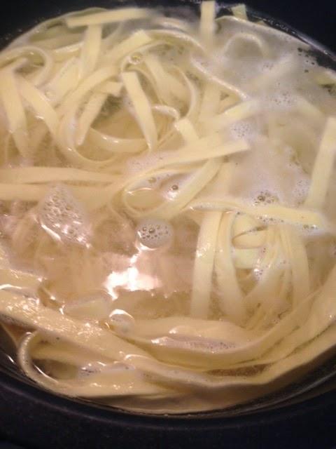 ENSALADA DE PASTA, RUCULA, CALABACÍN, QUESO Y OLIVAS NEGRAS