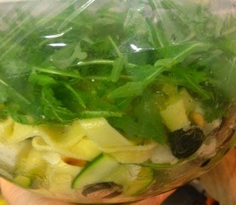 ENSALADA DE PASTA, RUCULA, CALABACÍN, QUESO Y OLIVAS NEGRAS