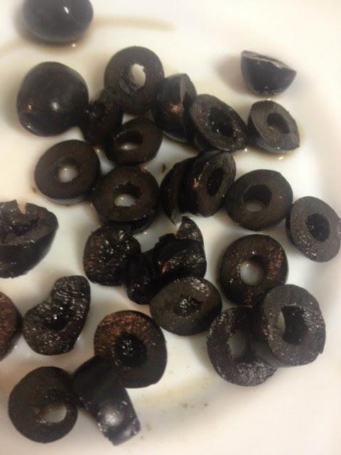 ENSALADA DE PASTA, RUCULA, CALABACÍN, QUESO Y OLIVAS NEGRAS