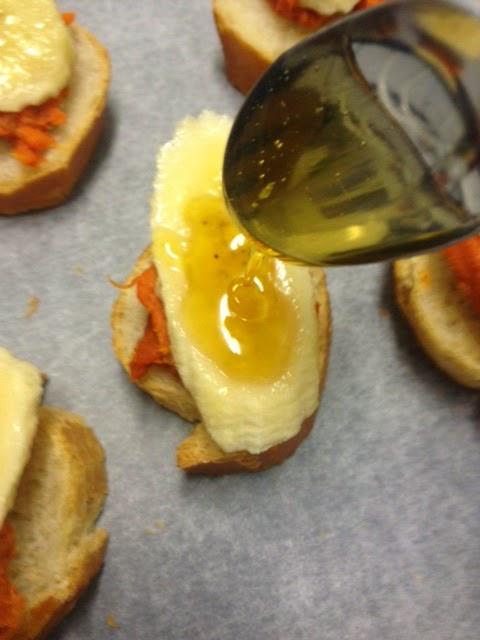 CANAPÉ DE SOBRASADA, PLÁTANO Y MIEL