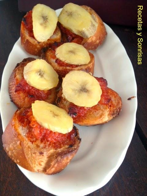 CANAPÉ DE SOBRASADA, PLÁTANO Y MIEL
