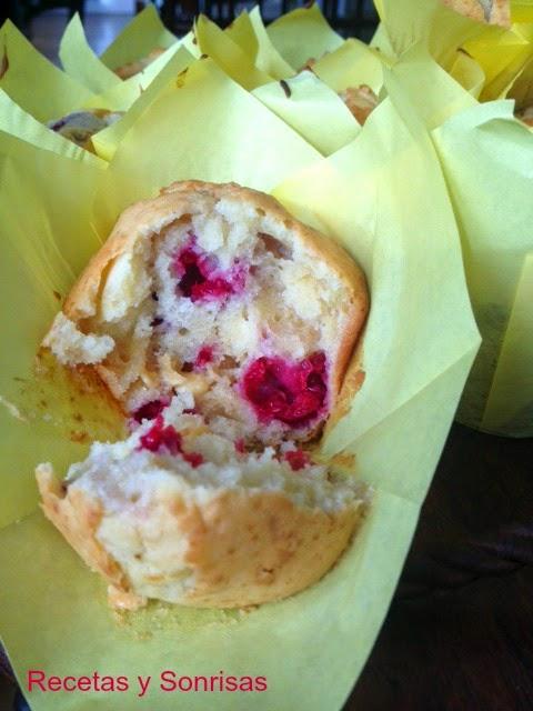 MUFFINS GIGANTES DE CHOCOLATE BLANCO Y FRAMBUESAS