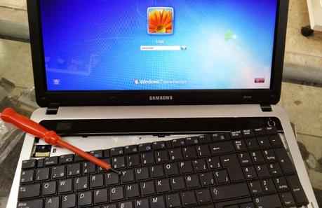 Cómo reemplazar el teclado de un portátil Samsung