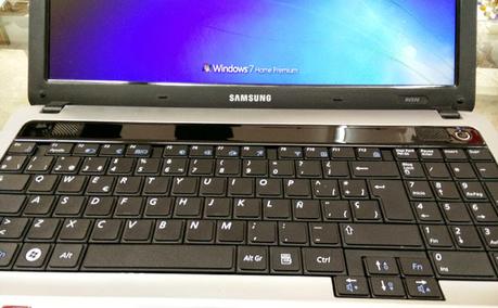 Cómo reemplazar el teclado de un portátil Samsung