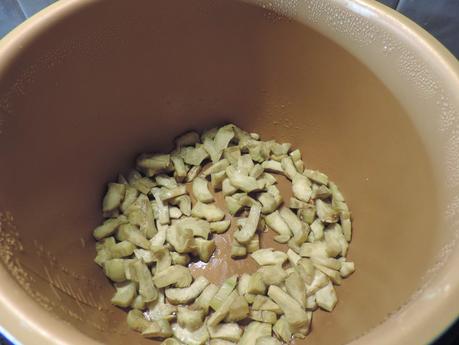 Quiche de alcachofas, cebolla, nueces y palitos de mar en olla programable.