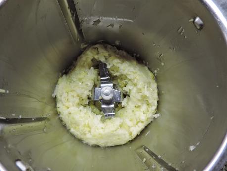 Quiche de alcachofas, cebolla, nueces y palitos de mar en olla programable.