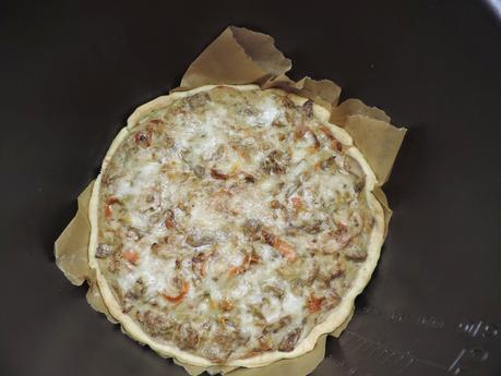 Quiche de alcachofas, cebolla, nueces y palitos de mar en olla programable.