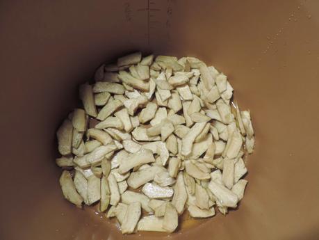 Quiche de alcachofas, cebolla, nueces y palitos de mar en olla programable.