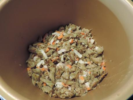 Quiche de alcachofas, cebolla, nueces y palitos de mar en olla programable.