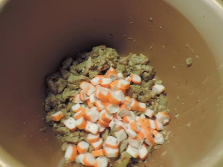 Quiche de alcachofas, cebolla, nueces y palitos de mar en olla programable.