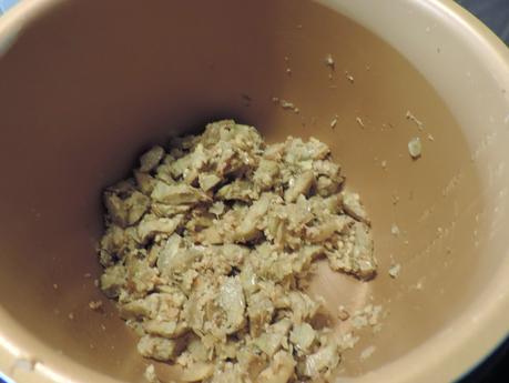 Quiche de alcachofas, cebolla, nueces y palitos de mar en olla programable.