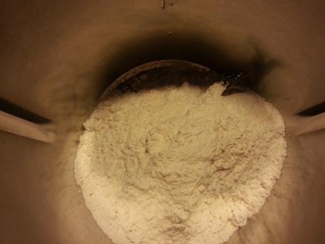 Quiche de alcachofas, cebolla, nueces y palitos de mar en olla programable.