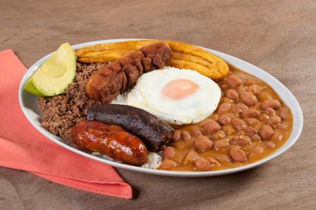 Bandeja paisa (Cortesía: Ma Mónica Manrique - Pinterest)