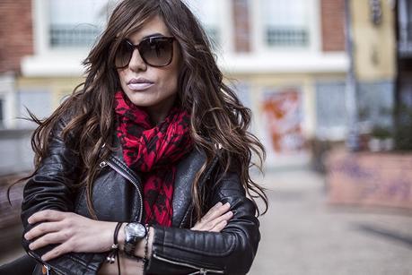 street style barbara crespo tongue and lips shirt rolling stones sender boots red scarf leather jacket fashion blogger outfit blog de moda street style barbara crespo tongue and lips shirt rolling stones sender boots red scarf leather jacket fashion blogger outfit blog de moda