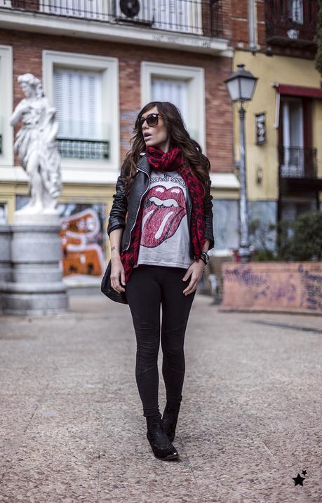 street style barbara crespo tongue and lips shirt rolling stones sender boots red scarf leather jacket fashion blogger outfit blog de moda