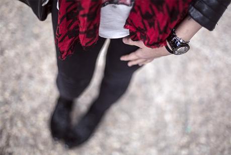 street style barbara crespo tongue and lips shirt rolling stones sender boots red scarf leather jacket fashion blogger outfit blog de moda