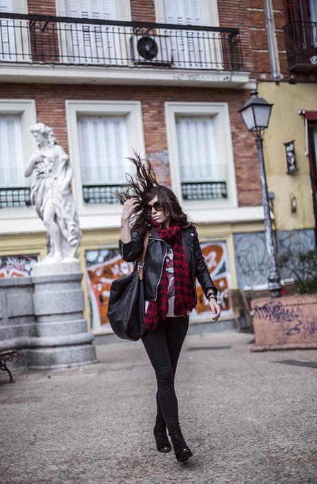 street style barbara crespo tongue and lips shirt rolling stones sender boots red scarf leather jacket fashion blogger outfit blog de moda street style barbara crespo tongue and lips shirt rolling stones sender boots red scarf leather jacket fashion blogger outfit blog de moda