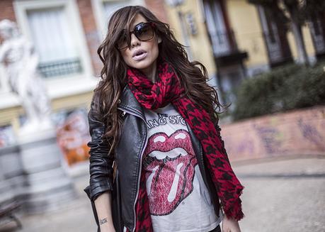 street style barbara crespo tongue and lips shirt rolling stones sender boots red scarf leather jacket fashion blogger outfit blog de moda street style barbara crespo tongue and lips shirt rolling stones sender boots red scarf leather jacket fashion blogger outfit blog de moda