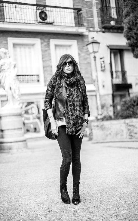street style barbara crespo tongue and lips shirt rolling stones sender boots red scarf leather jacket fashion blogger outfit blog de moda street style barbara crespo tongue and lips shirt rolling stones sender boots red scarf leather jacket fashion blogger outfit blog de moda