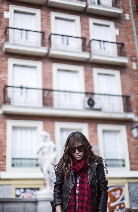 street style barbara crespo tongue and lips shirt rolling stones sender boots red scarf leather jacket fashion blogger outfit blog de moda street style barbara crespo tongue and lips shirt rolling stones sender boots red scarf leather jacket fashion blogger outfit blog de moda