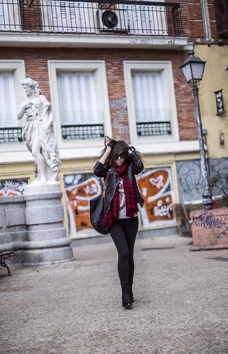 street style barbara crespo tongue and lips shirt rolling stones sender boots red scarf leather jacket fashion blogger outfit blog de moda