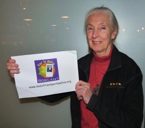 jane Goodall con cartel movilizate