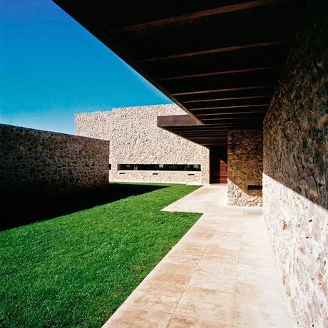 Casa Minimalista de Piedra