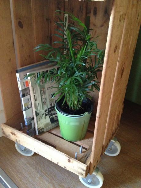 Una mesita con una caja de fruta by Lingos world Una mesita con una caja de fruta by Lingos world