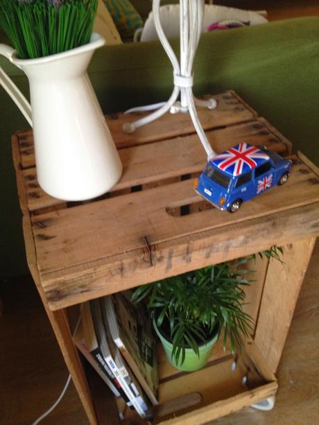 Una mesita con una caja de fruta by Lingos world