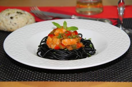 Espaguetis Negros con Langostinos y Sofrito de Verduras