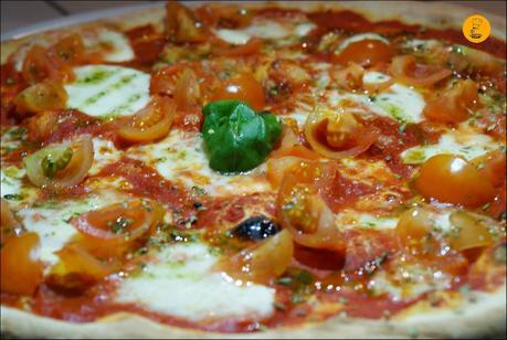 Pizza Caprese (mozarrella de búfala, tomate fresco, albahaca y orégano) en Casa dei Pazzi Madrid Chueca