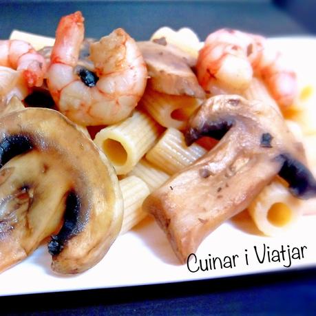 Pasta integral con gambas y champiñones
