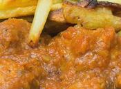 Albóndigas salsa tomate albariño patatas