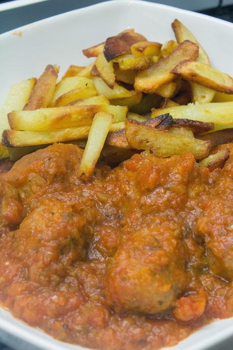 Albóndigas en salsa de tomate y albariño con patatas