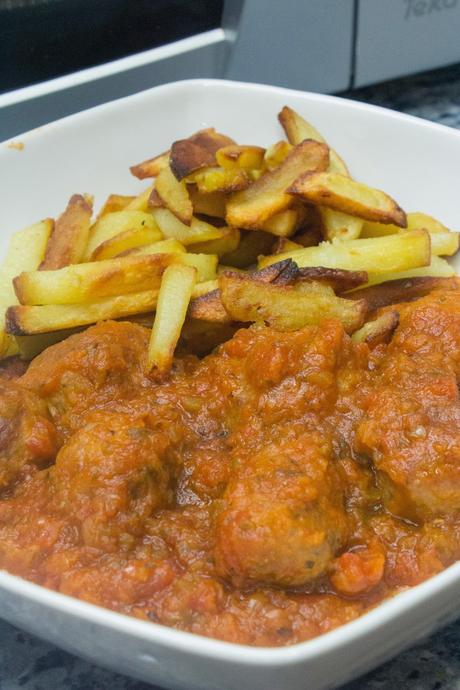 Albóndigas en salsa de tomate y albariño con patatas