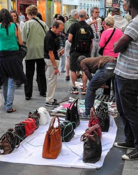 Vendedores ambulantes ocupando ilegalmente la acera, en Madrid - Foto: Bud Ellison