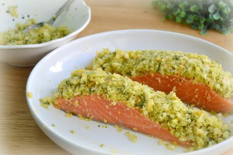 Salmón al horno con costra al pesto pesto. Baked salmon. Receta fácil, rápida y saludable.