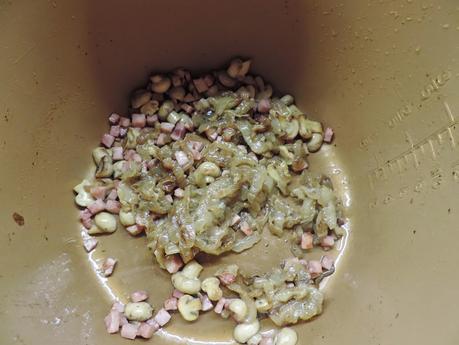 Costrini de pimiento, jamón de pavo, cebolla asada, champiñon y queso.