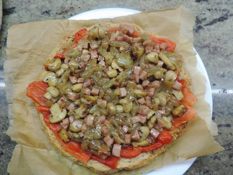 Costrini de pimiento, jamón de pavo, cebolla asada, champiñon y queso.