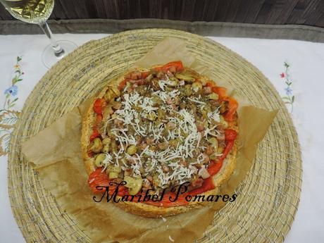 Costrini de pimiento, jamón de pavo, cebolla asada, champiñon y queso.