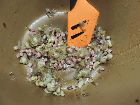 Costrini de pimiento, jamón de pavo, cebolla asada, champiñon y queso.