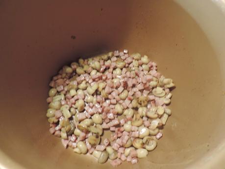 Costrini de pimiento, jamón de pavo, cebolla asada, champiñon y queso.