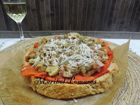 Costrini de pimiento, jamón de pavo, cebolla asada, champiñon y queso.