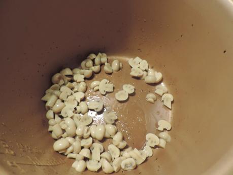 Costrini de pimiento, jamón de pavo, cebolla asada, champiñon y queso.