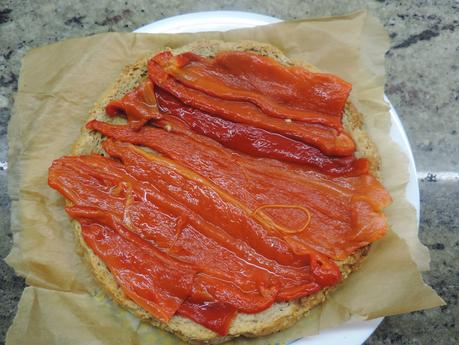 Costrini de pimiento, jamón de pavo, cebolla asada, champiñon y queso.